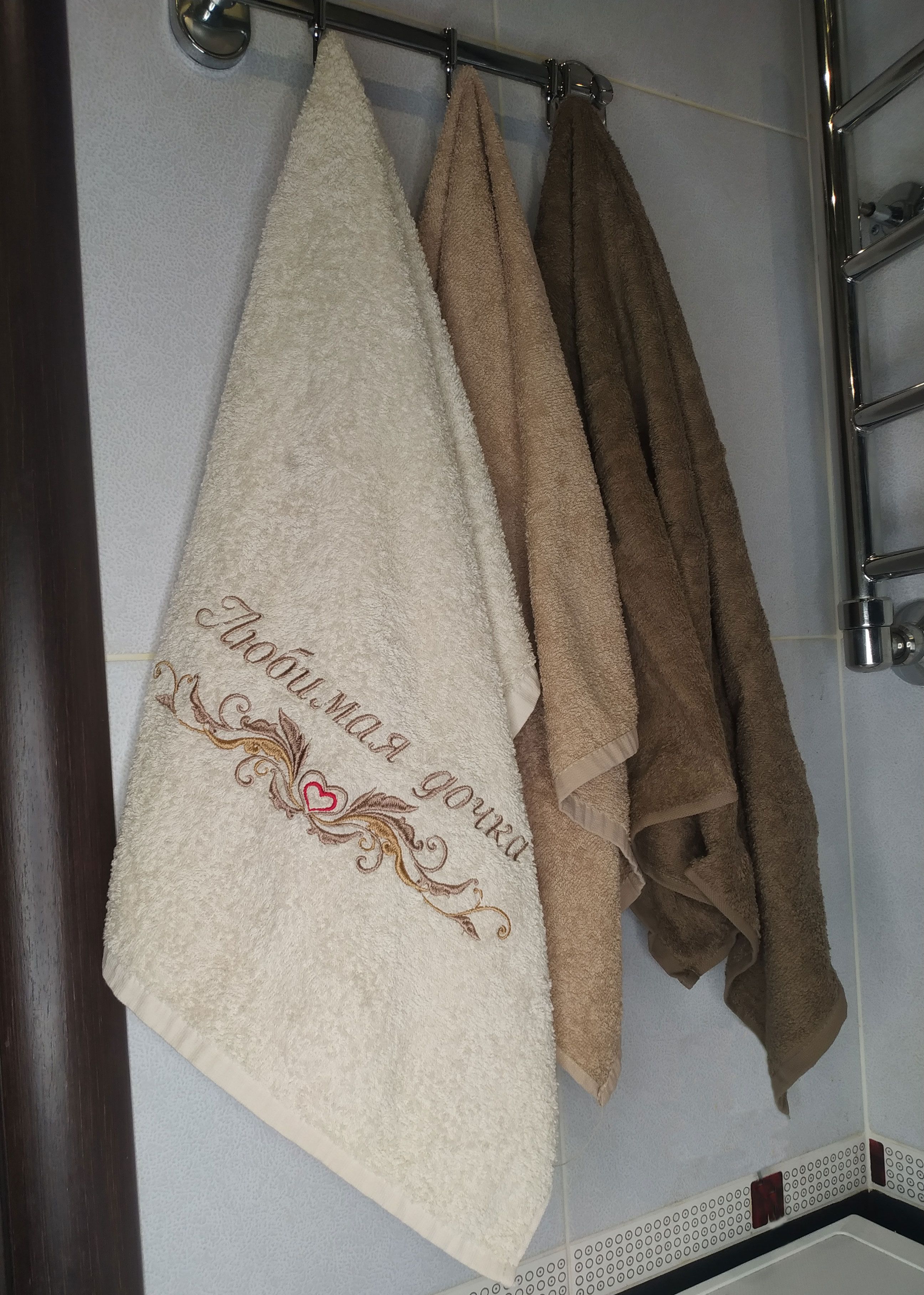 Полотенце подарочное, махровое с вышивкой надписью и узором 'Любимая дочка'. 100% хлопок, 50*90 см