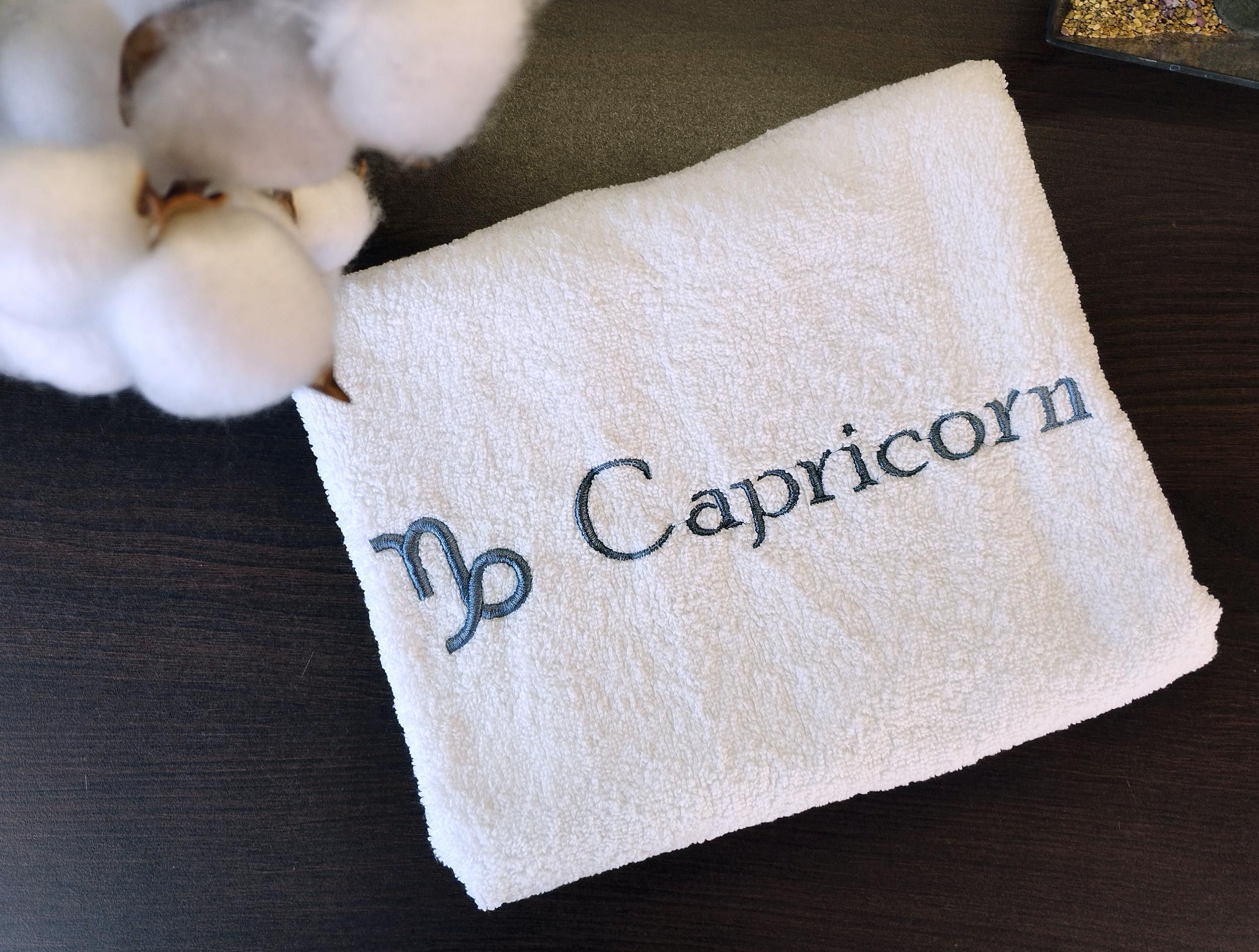 Полотенце подарочное, махровое с вышивкой знака зодиака 'Козерог' (Capricorn). Полотенце из 100% хлопка, 50*90см.