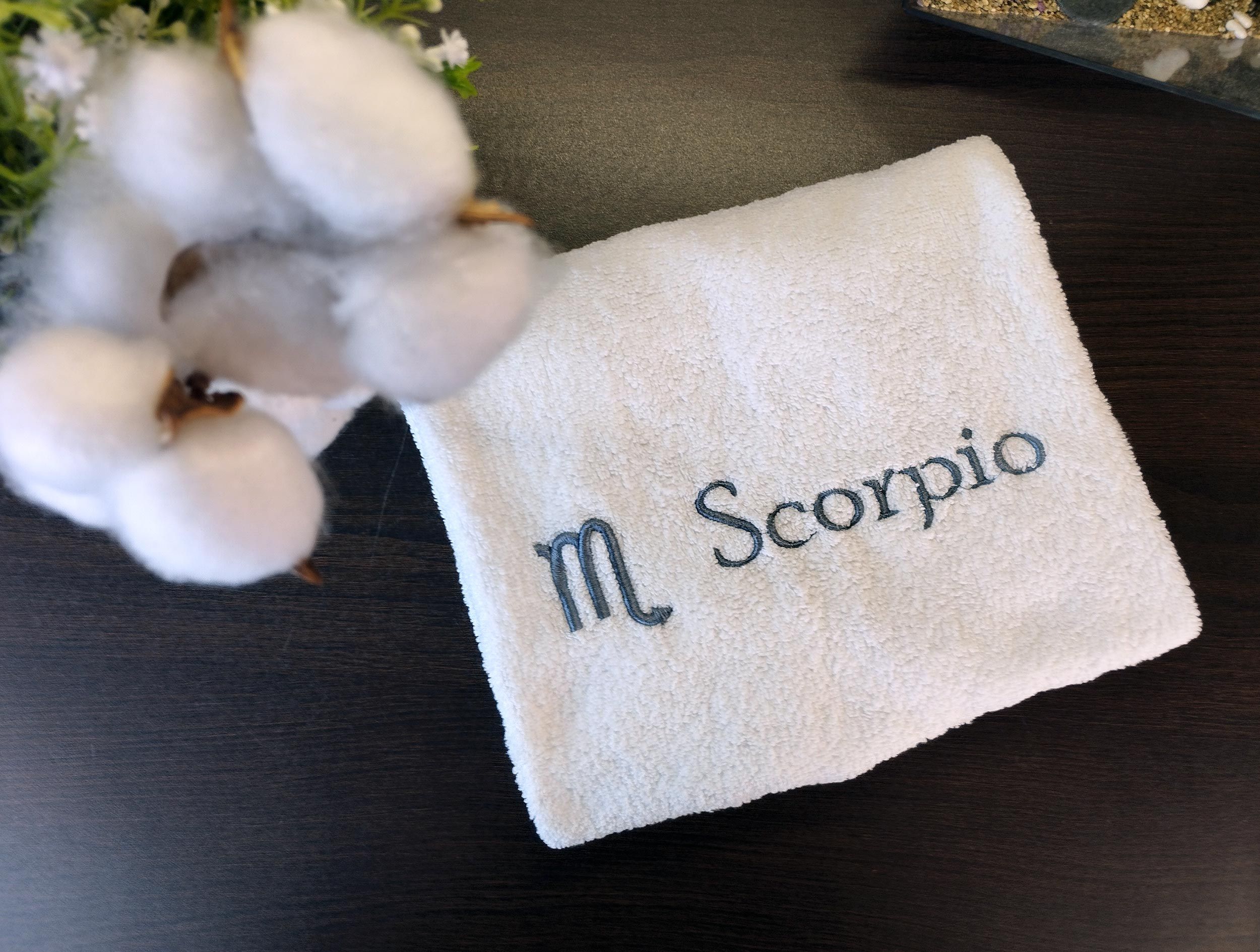 Полотенце подарочное, махровое с вышивкой знака зодиака Скорпион (Scorpio). Полотенце из 100% хлопка, 50*90см.